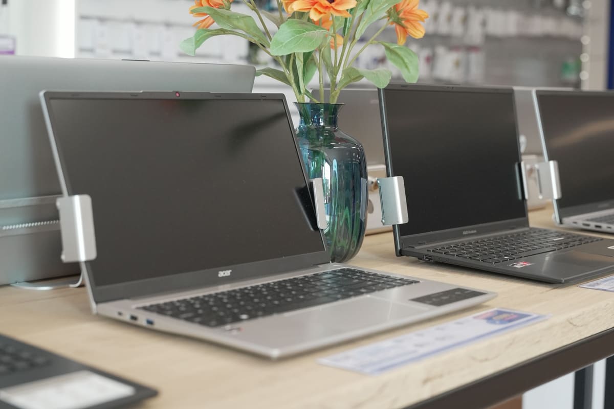 Laptops uitgestald op de laptoptafel in de winkel van Gelre Computers in Winterswijk