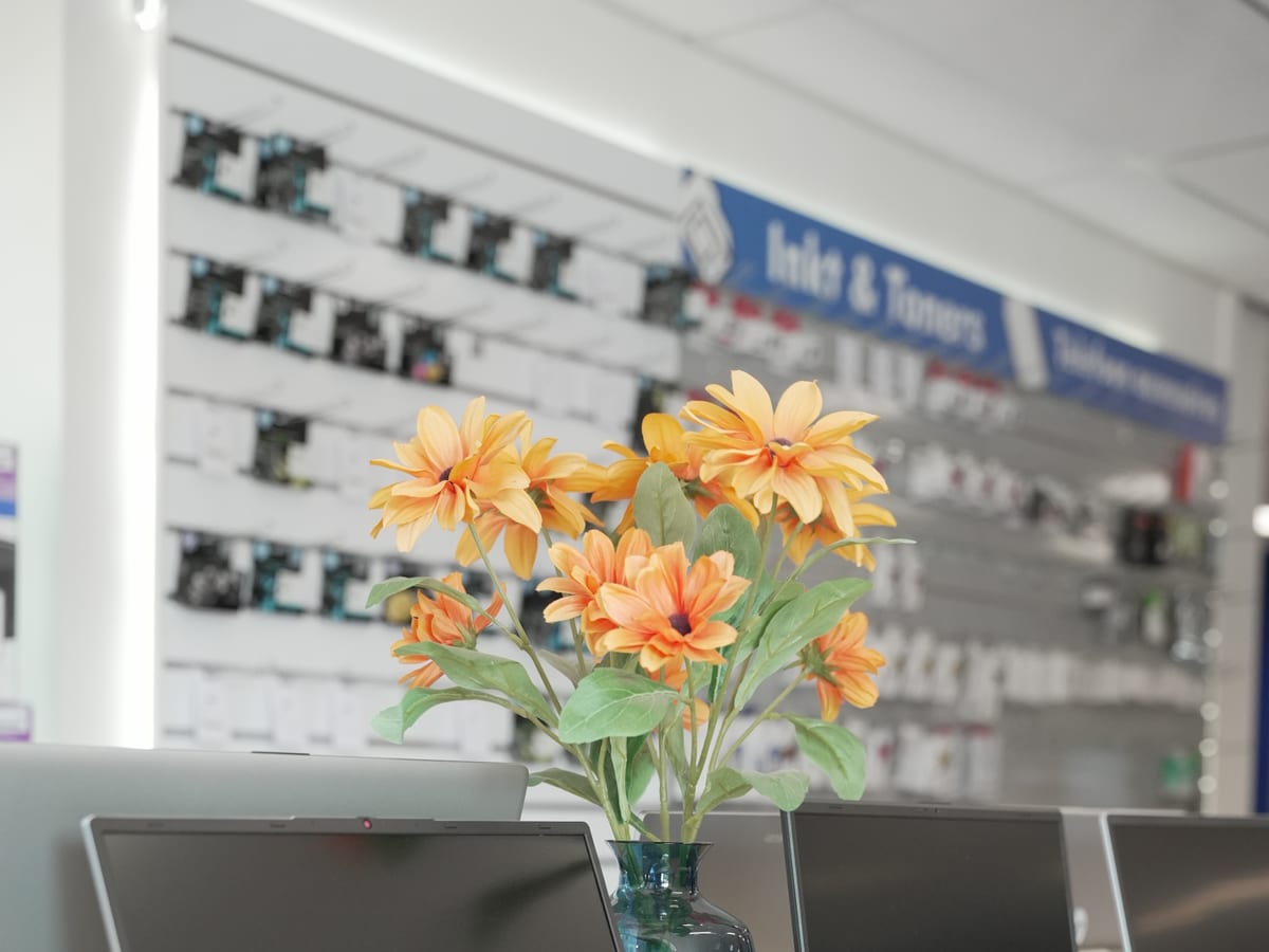 Laptops en andere apparaten uitgestald in de winkel van Gelre Computers & Smartphones